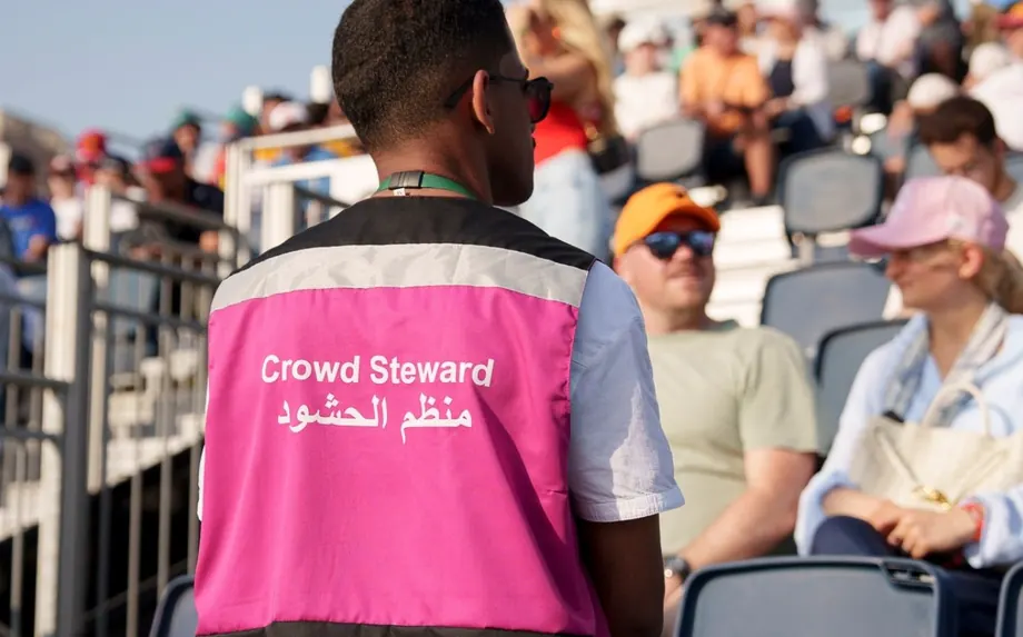 منظم حشود أثناء العمل في مدرجات أحد الملاعب