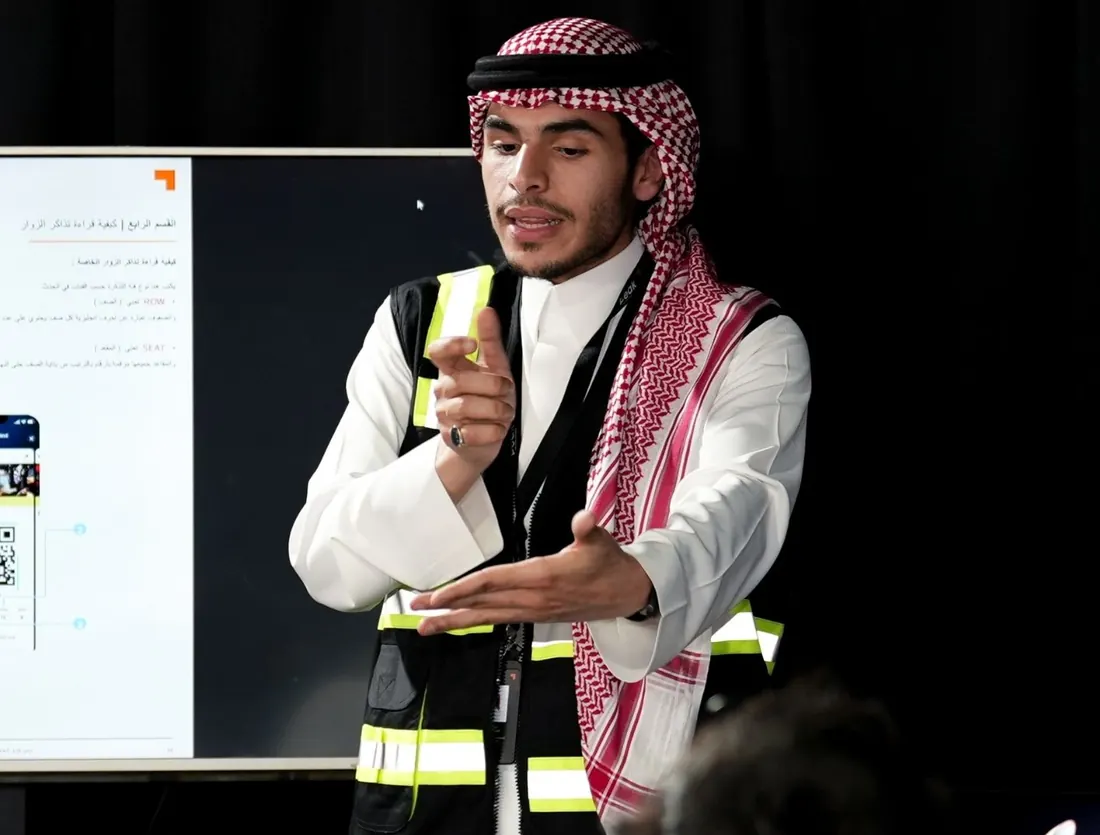 مدرب في أكاديمية PEAK يقدّم جلسة تدريبية