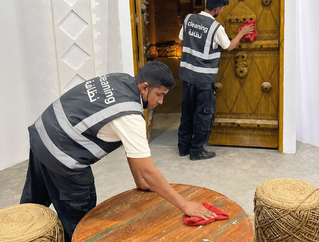 عمّال النظافة أثناء تنظيف الأثاث والأبواب في أحد المواقع