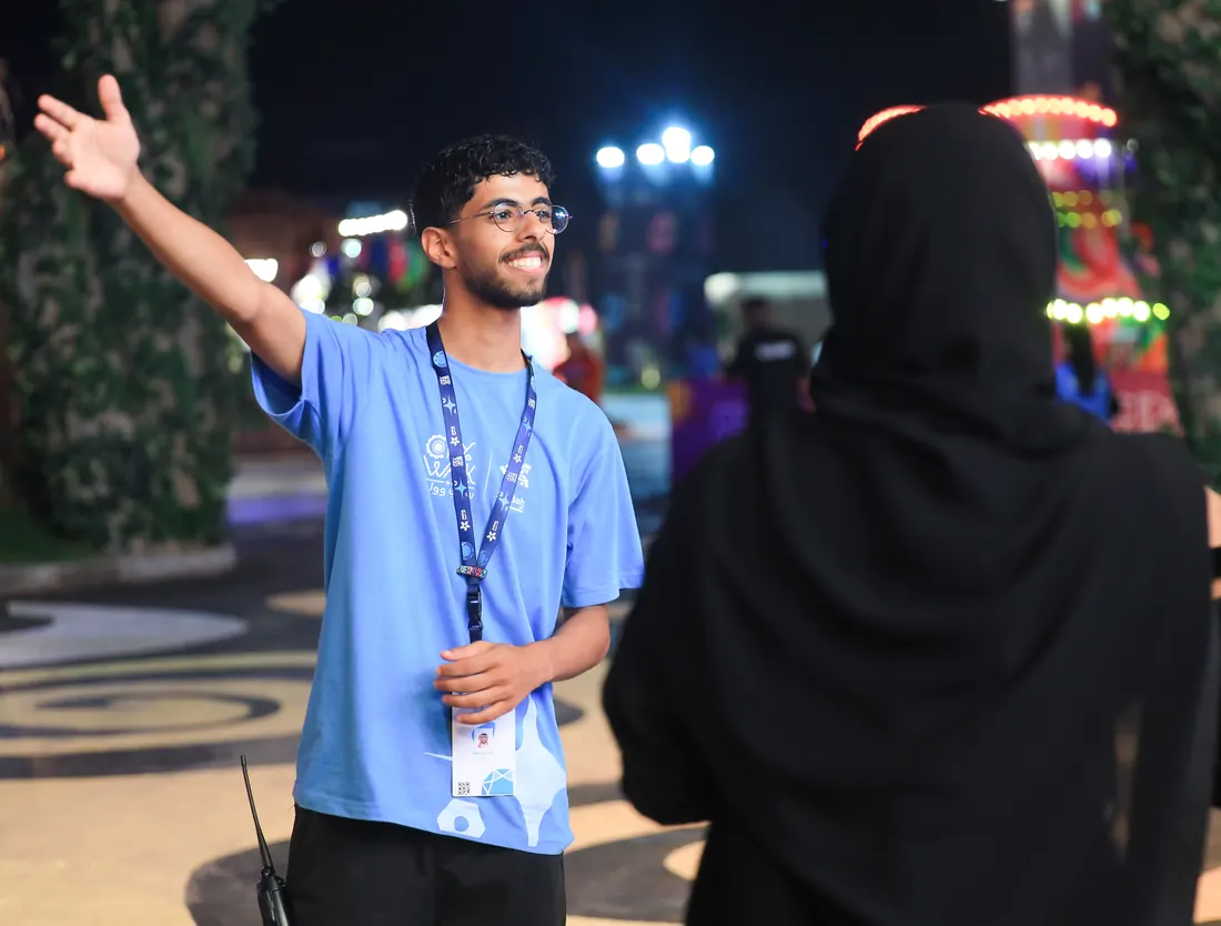 مرشد من PEAK يوجّه الزوار في سيتي ووك