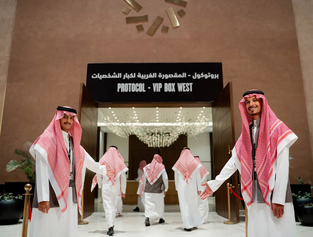 مضيفو PEAK يستقبلون الضيوف عند مدخل بروتوكول كبار الشخصيات
