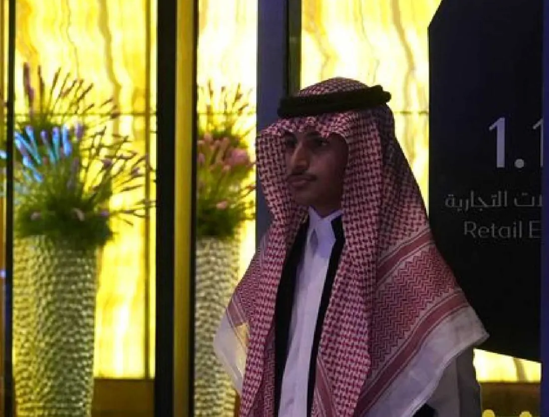 مشرف يتابع مدخل أحد المواقع