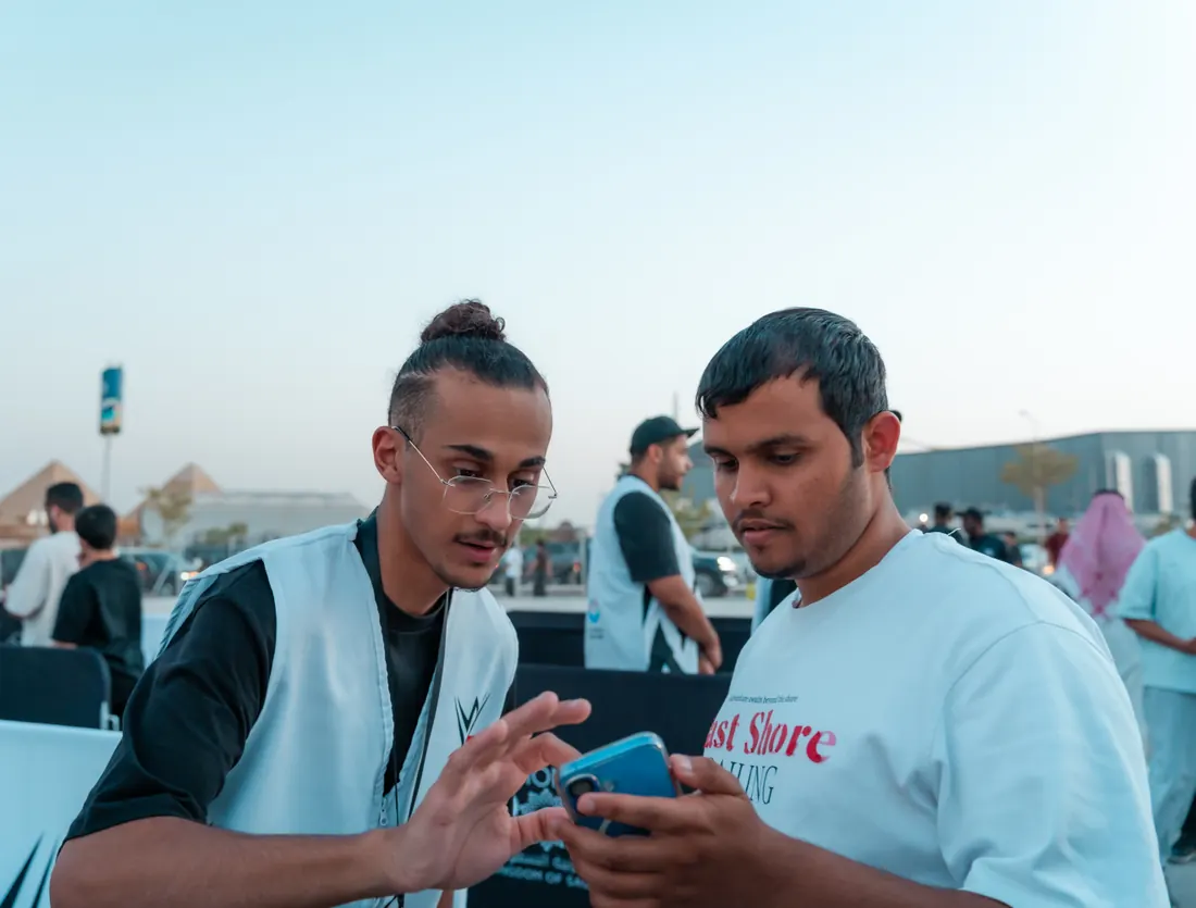 موظف يتحقق من التذكرة الرقمية لأحد الزوار