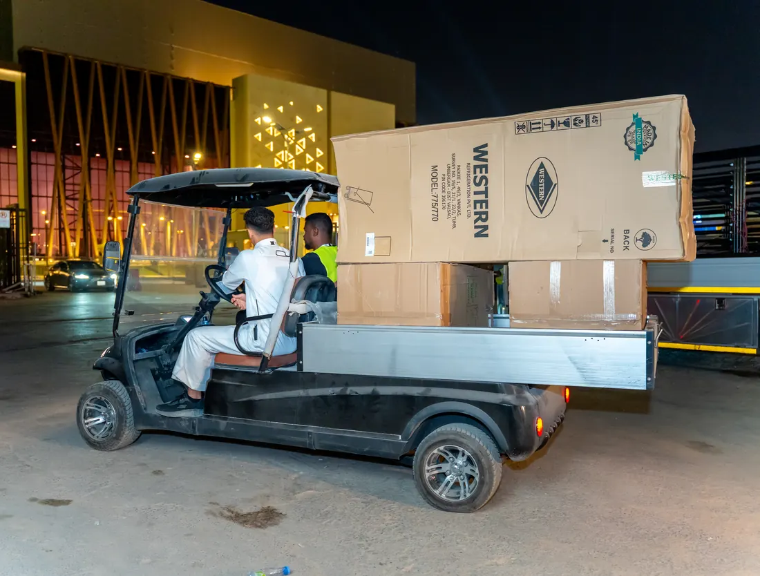 عربة لوجستية من PEAK تنقل الإمدادات داخل الموقع