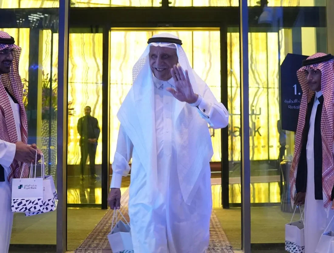 ضيف يصل عبر مدخل أحد المواقع